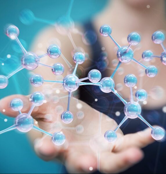 empresaria-con-estructura-de-molecula-moderna-min